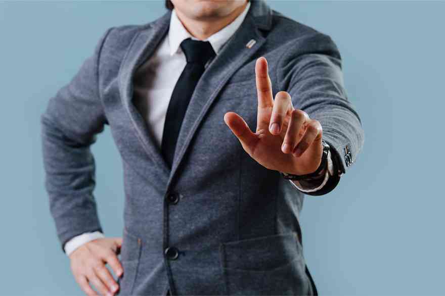 Foto: Person mit ausgestrecktem Finger und Krawatte