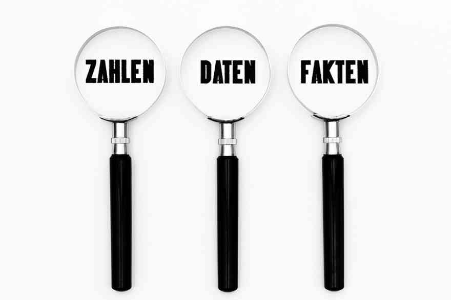 Foto: Lupen mit Schriftzug Zahlen, Daten und Fakten darunter