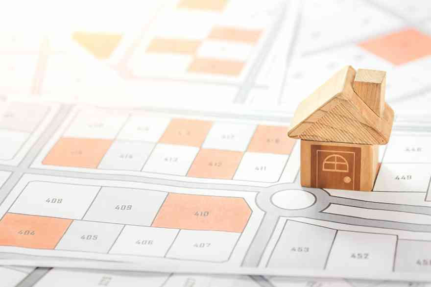 Foto: Katasterplan mit Spielstein Holzhaus