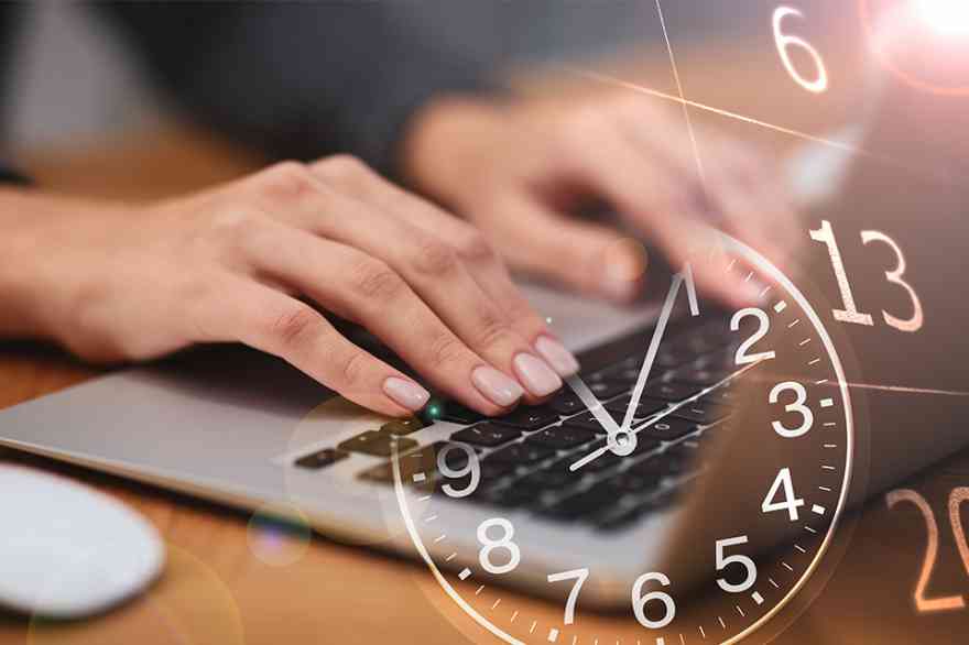 Foto: Hände tippen auf Laptop Tastatur