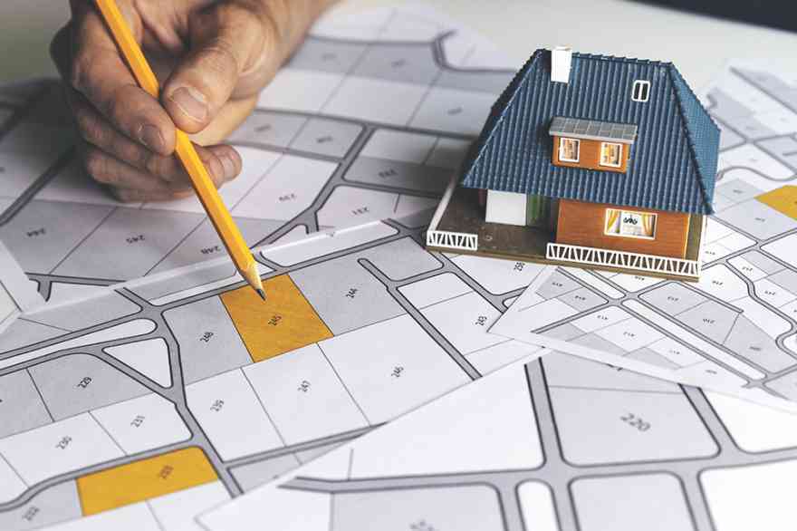 Foto: Bleistift zeigt Katasterplan