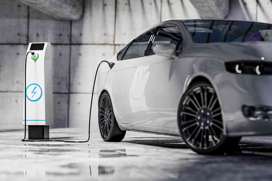 Foto: Elektroauto mit Ladesäule