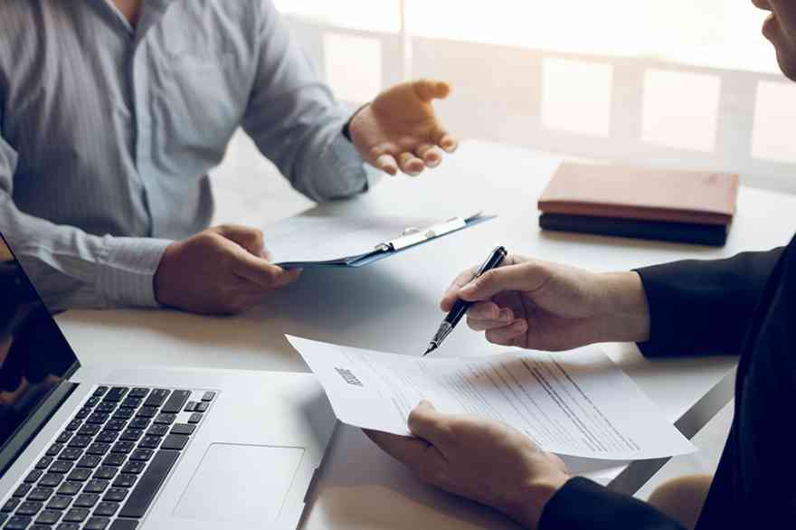 Foto: Personen besprechen Akten