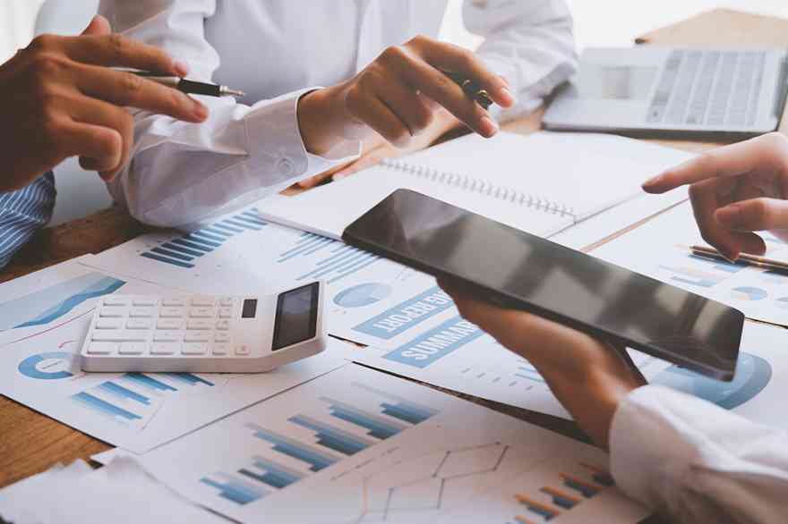 Foto: Personen besprechen Akten