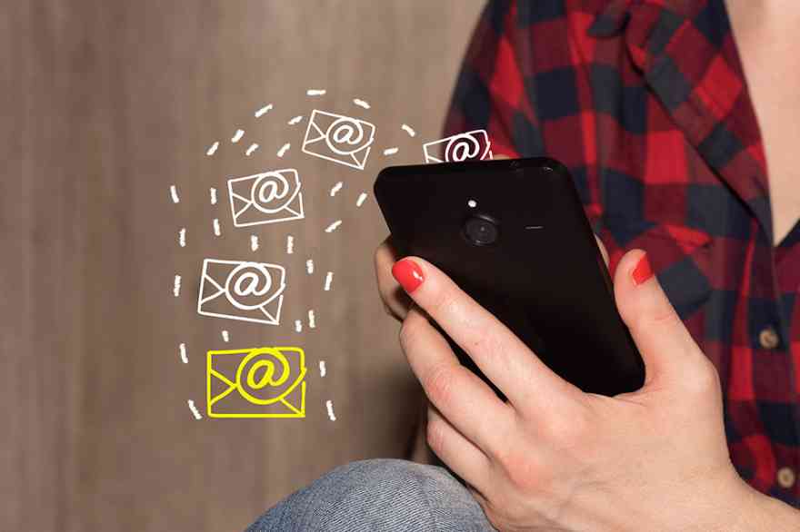 Foto: Person mit Smartphone