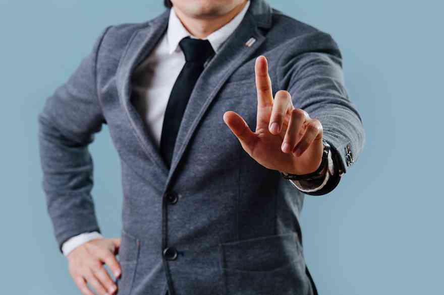 Foto: Mann streckt Zeigefinger aus